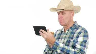 Meşgul çiftçi bir Sandviçini ye ve e-posta kutusuna erişme cep telefonu kullanmak