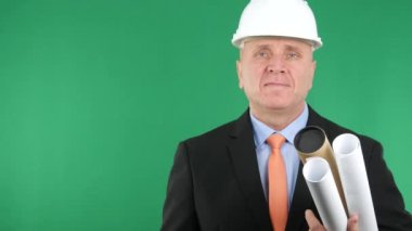 Mühendis planları ve elinde bir şirket tanıtımı için gülümseyen projeler