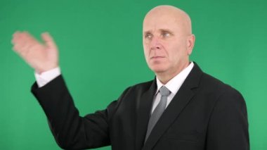 Yakışıklı işadamı olun selam el hareketleri bir ticari sunum