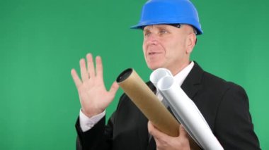 Proje Mühendisi gülümseme ve bir Tv Reportage teknik sorunlar hakkında konuşun