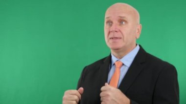 El hareketi ve mali sorunlar hakkında konuşurken röportajda konuşan işadamı