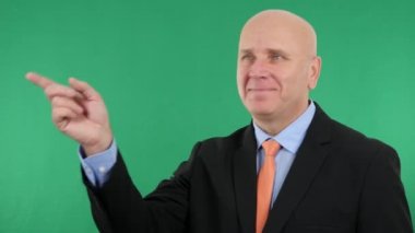 İşadamı gülümseme ve iz yok yasak anlamına gelir jestleri parmak ile yapmak