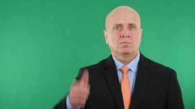 Kendine güvenen işadamının Thumbs Up şirket sunuda ciddi seyir