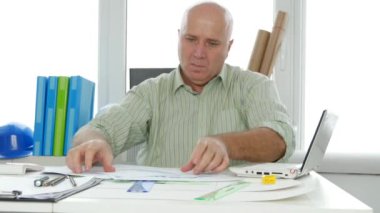 Mühendis ofis eşyaları sırayla yapmak koymak sipariş grafikler ve diyagramlar