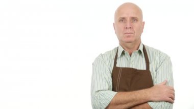 Kendine güvenen Baker adam kameraya bakan olumsuzlama el işareti uyarı hareketleri yapmak