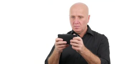 On-Line veri tabanı erişim dokunmatik Tablet kullanarak iş adamı iş meşgul