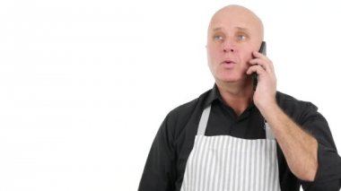 Adam giyen mutfak önlük gülümseme ve cep telefonunuza eller emin konuşmak