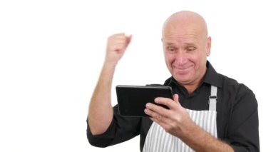 Elektronik Tablet kullanarak hevesli adam Cook mutlu el hareketi iyi haberler