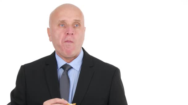 Ausgehungerte Geschäftsmann Image bleiben und essen ein leckeres Sandwich in einer Arbeitspause — Stockvideo