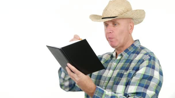 Zagłodzony rolnik kanapkę czytaj agendy stron rolnych informacje — Wideo stockowe