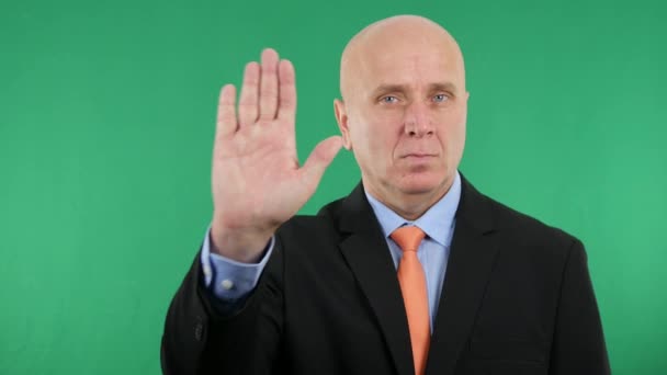 Seriöser Geschäftsmann macht Stoppschild mit Handgesten — Stockvideo