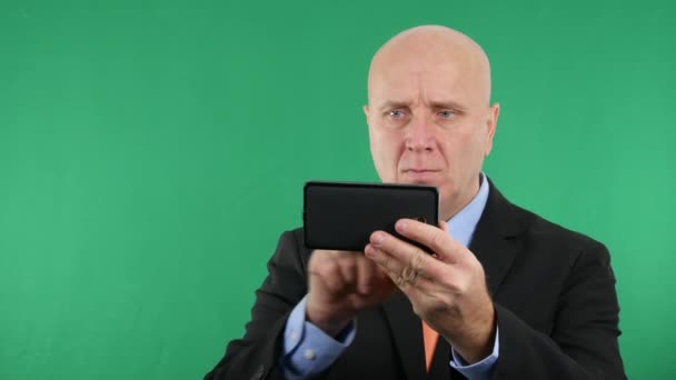 Üzletember használható elektronikus tabletta textil egy üzenetet a Touchscreen berendezés — Stock videók