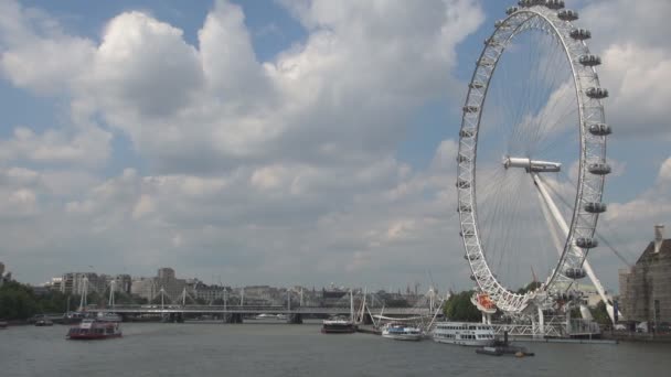 London belvárosi Thames folyó Golden Jubilee híd és a London Eye kerék — Stock videók