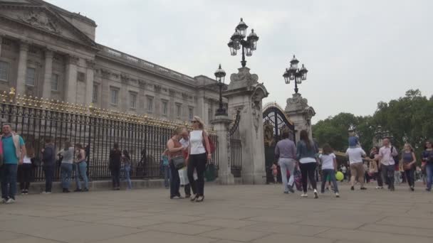 Victoria Memorial miejsce Front Pałacu Buckingham turystów punkt orientacyjny — Wideo stockowe