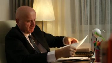 Şirket Yöneticisi çalışma ofiste geç kontrol fatura ve finansal belgeler