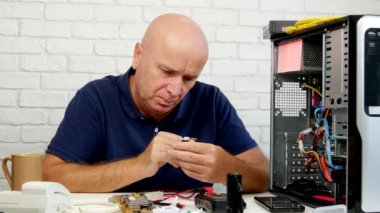 Elektronik teknisyeni çalışma elektronik parça bir bilgisayar düzeltmek için çalışıyorum