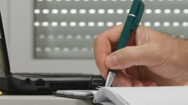 İş adamı iş vasıl yazıhane yakından yazmak gündemi ve veri türü içinde laptop