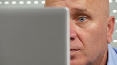 İşadamı yüz ifadesi yakından Laptop kötü haber okuma hayal kırıklığına