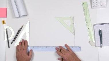 Üstten görünüm mimar masa ve bir tasarımcı yapım tasarım geçiş ücretleri kullanarak çizer