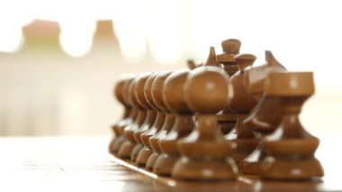 Satranç tahtası bir strateji oyunu başlayarak ahşap bir piyon hareket el ile kapatın