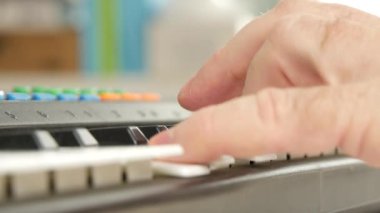 Elektronik anahtarlar iterek Synthesizer müzik adam elleriyle görünümü kadar kapatın