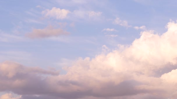 Cielo nuvoloso parziale con nuvole grigie rosa e bianche in una giornata serale — Video Stock