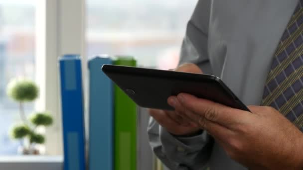Detailní záběr podnikatel ruce obrázek pomocí Touch Tablet při práci v místnosti úřadu — Stock video