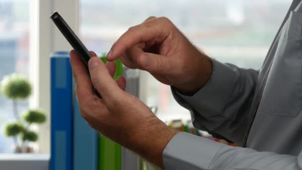 Close-up van zakenman handen met behulp van de mobiele telefoon toegang tot cellulaire e-maildoos — Stockvideo