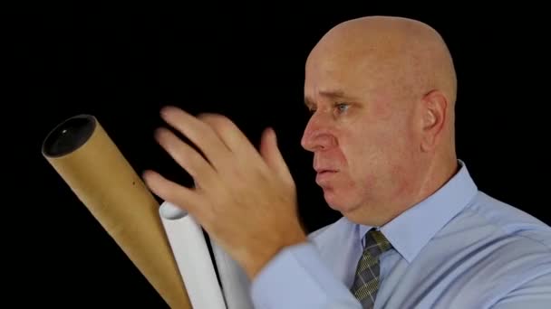 Homme d'affaires avec des documents de plans de dessin et des projets Préparation d'une réunion d'affaires — Video