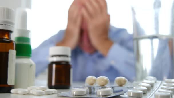 Головокружительный человек, страдающий большой болью, принимающий лекарства от головной боли и болезней — стоковое видео