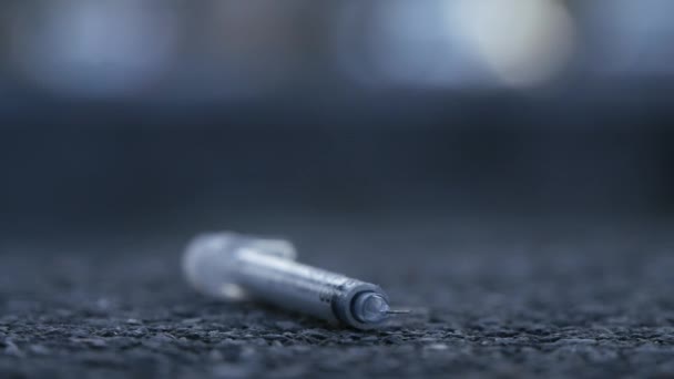 Drogen konsumtion närbild används injektion bild på trottoaren Night City Street — Stockvideo