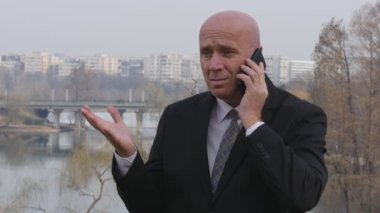 Ağır çekim işadamı Talk telefon olun gergin el hareketleri için hayal kırıklığına