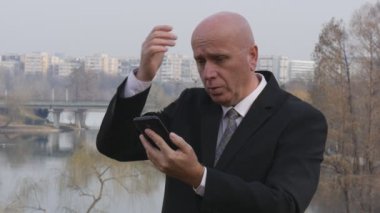 Mobil e-posta gergin mimik kötü haber alma hareket işadamı yavaş