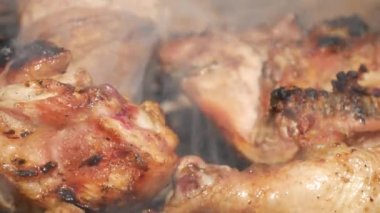Barbekü tavuk eti ile yakından kömür ile bir O ızgara kavrulmuş (Ultra High Definition, Ultrahd, Ultra Hd, Uhd, 4k, 3840 x 2160)