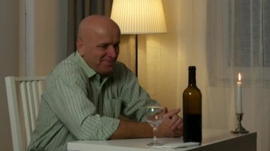 Bir bardak kırmızı şarap tatma restoranda mutlu adam (Ultra High Definition, Ultrahd, Ultra Hd, Uhd, 4k, 3840 x 2160)