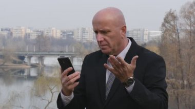 Bekle toplantı görünüm hareket eden ve onay kol saati için el hareketi işadamı üzgün