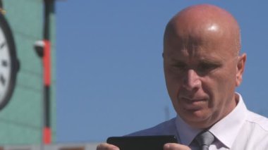 Mutlu işadamı kullanım cep hevesli okuma iyi haber el hareketi