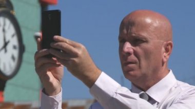 Adam bir iş seyahat almak cep telefonu ile fotoğraf