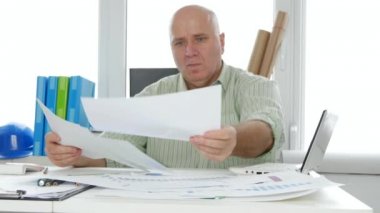 İşadamı çalışma makaleler planlar ve belgeler ile harita ve hesaplamalar (Ultra High Definition, Ultrahd, Ultra Hd, Uhd, 4k, 3840 x 2160)