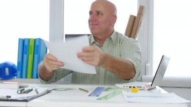 İşadamı bir tasarımcı ofis almak ve oturum sözleşmeleri onun sekreteri (Ultra High Definition, Ultrahd, Ultra Hd, Uhd, 4k, 3840 x 2160)