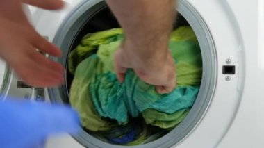 Adamla görünümü Kapat hoşnut değil çamaşırları çamaşır makinesi (Ultra High Definition, Ultrahd, Ultra Hd, Uhd, 4k, 3840 x 2160)