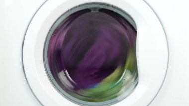 Çamaşırhane makine çalışma iplik ve döndürme ıslak kıyafetleri büyük bir hızla (Ultra High Definition, Ultrahd, Ultra Hd, Uhd, 4k, 3840 x 2160)