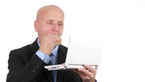 Empresário faminto em pausa para almoço comer sanduíche e trabalhar com um laptop (Ultra alta definição, UltraHD, Ultra HD, UHD, 4K, 3840x2160 ) — Vídeo de Stock