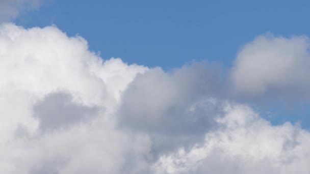 美丽的白云在蓝天上的阳光夏日 (超高清晰度, Ultrahd, 超高清, Uhd, 4k, 3840x2160) — 图库视频影像
