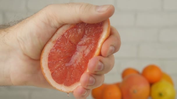 Exprimir jugo de un primer plano de pomelo Imagen en la cocina — Vídeos de Stock