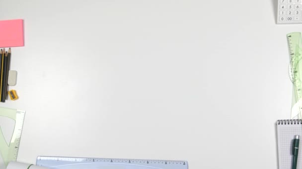 Вид зверху підприємця в кімнаті офіс організації білі паперових плани для малювання (ультра високої чіткості, Ultrahd, Ultra Hd, Uhd, 4 Кбайт, 3840 х 2160) — стокове відео