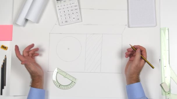 Top View Engineer Faites des plans et dessinez avec un crayon sur la table de conception (Ultra haute définition, UltraHD, Ultra HD, UHD, 4K, 3840x2160 ) — Video