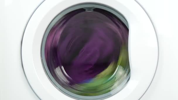 Πλυντήριο ρούχων εργασίας νηματουργίας και οι περιστρεφόμενες βρεγμένα ρούχα με μεγάλη ταχύτητα (εξαιρετικά υψηλής ευκρίνειας, Uhd, Ultrahd, Ultra Hd 4k, 3840 x 2160) — Αρχείο Βίντεο