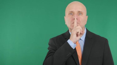 Ciddi iş adamı yapmak el jestleri anlamına gelir tutmak sessizlik ve sessiz