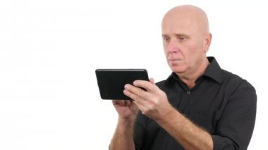 Hayal kırıklığına işadamının tablet dokunmatik ekran kullanma okumak kötü Finansal Haberler (Ultra High Definition, Ultrahd, Ultra Hd, Uhd, 4k, 3840 x 2160)